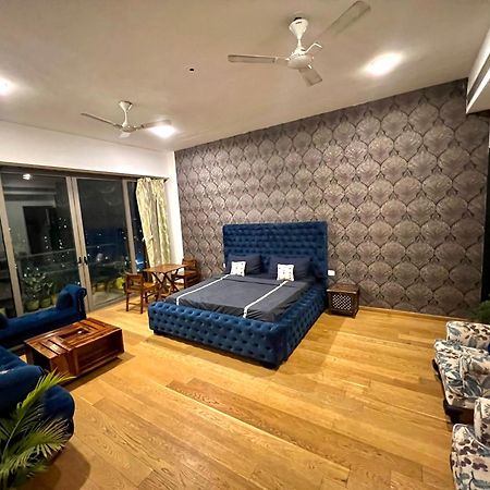 Luxury Master Bedroom With Bathtub N Private Entry Гургаон Екстериор снимка