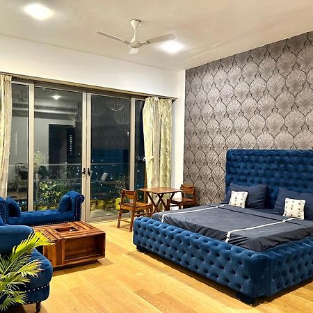 Luxury Master Bedroom With Bathtub N Private Entry Гургаон Екстериор снимка
