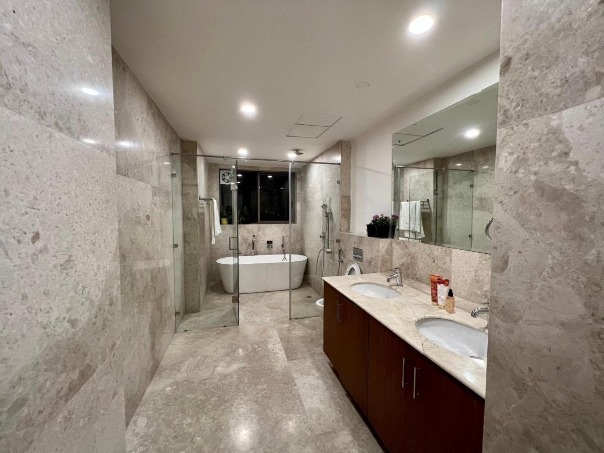 Luxury Master Bedroom With Bathtub N Private Entry Гургаон Екстериор снимка
