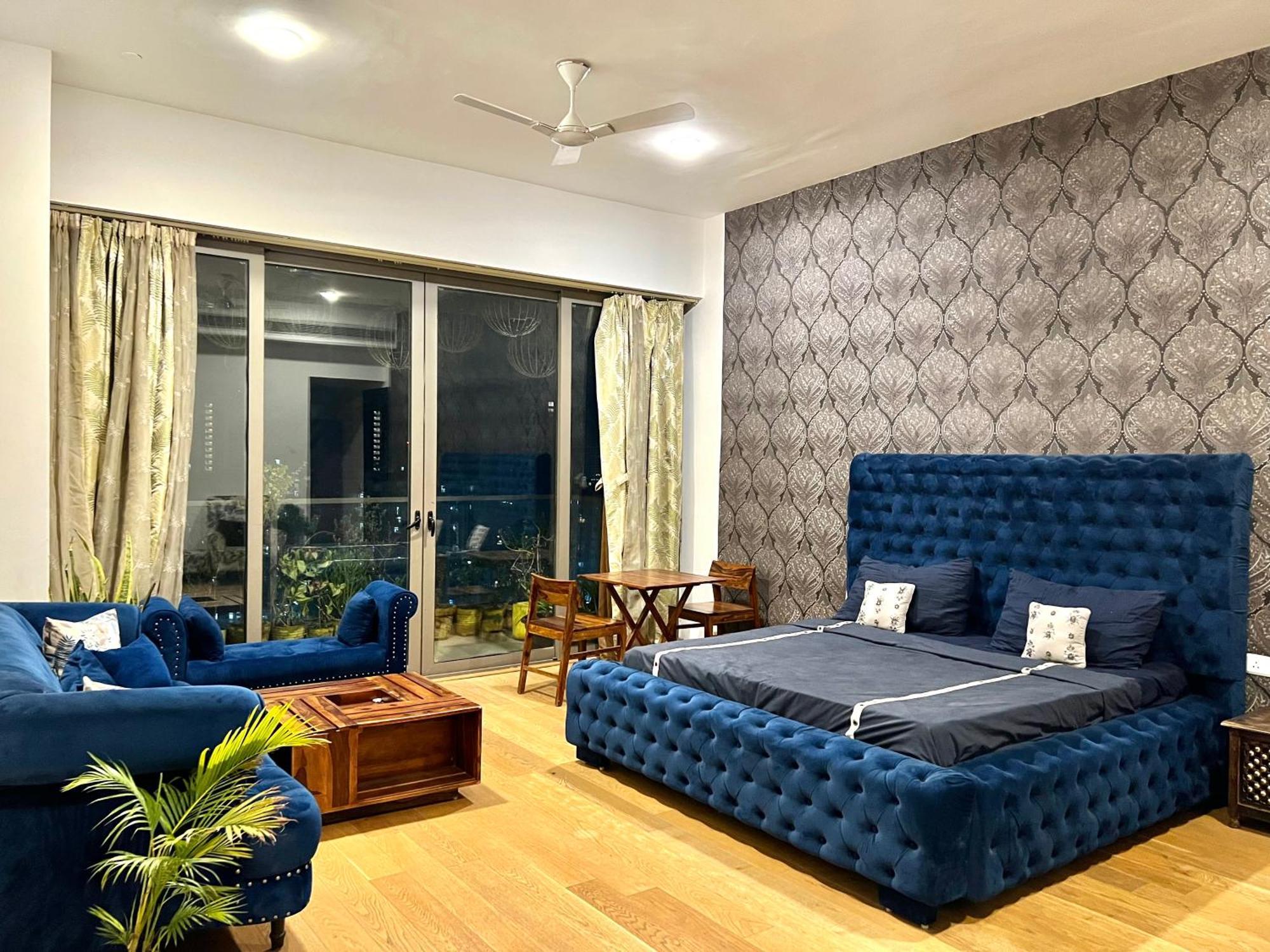 Luxury Master Bedroom With Bathtub N Private Entry Гургаон Екстериор снимка